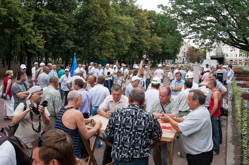 У саду Шевченка пройшли змагання з гри в доміно (оновлено)