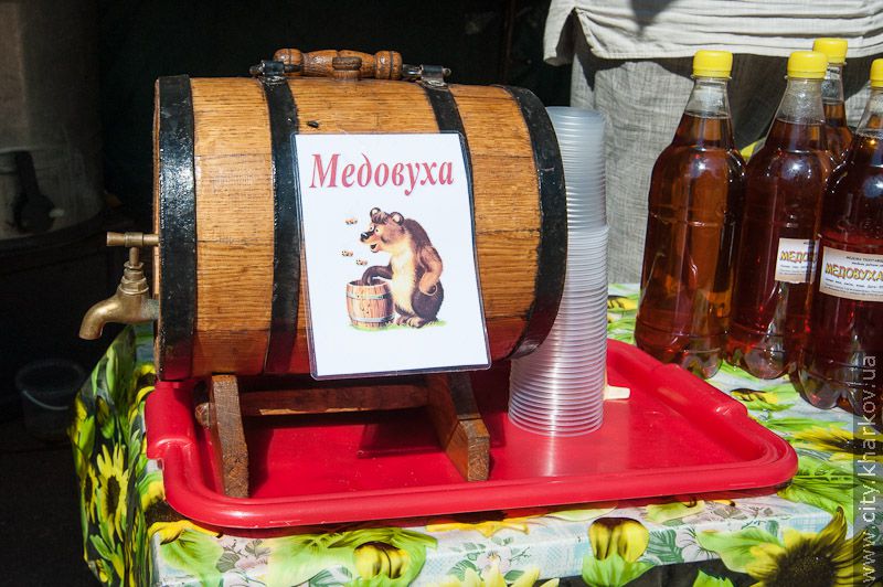У саду імені Шевченка відкрився ярмарок «Свято меду»