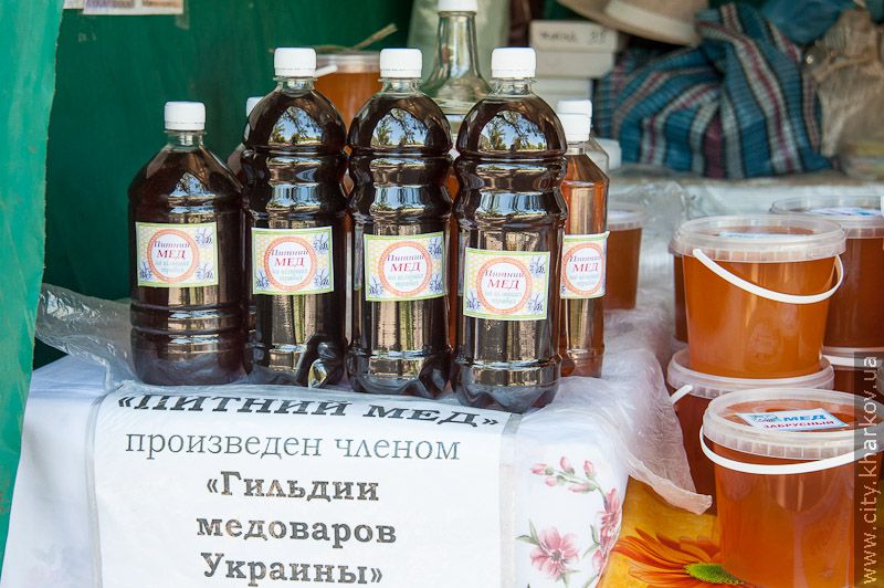У саду імені Шевченка відкрився ярмарок «Свято меду»
