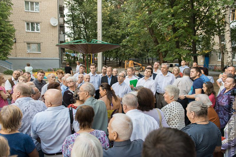 Геннадій Кернес оглянув благоустрій мікрорайону «Інститут низьких температур»