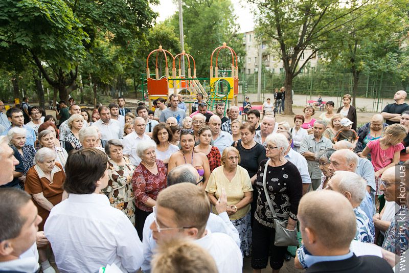 Геннадій Кернес оглянув благоустрій мікрорайону «Інститут низьких температур»
