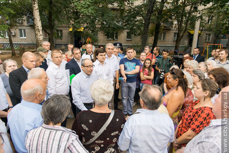 Геннадій Кернес оглянув благоустрій мікрорайону «Інститут низьких температур»