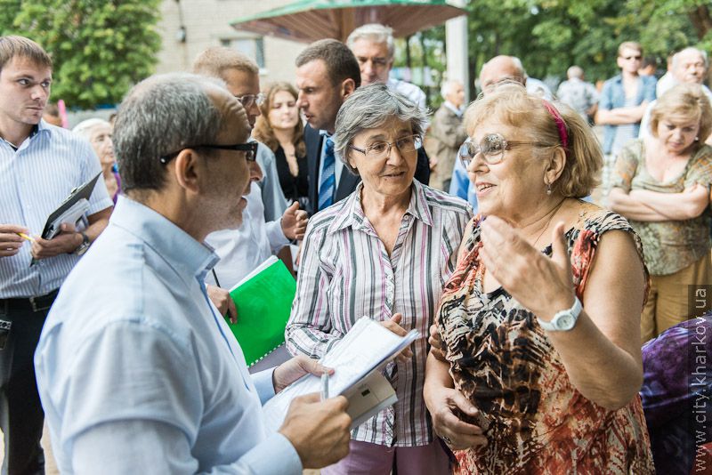 Геннадій Кернес оглянув благоустрій мікрорайону «Інститут низьких температур»