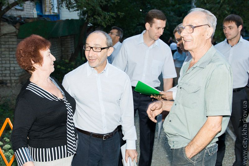 Геннадій Кернес оглянув благоустрій мікрорайону «Інститут низьких температур»