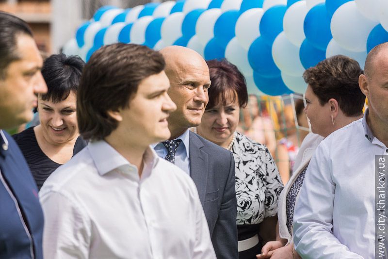 Геннадій Кернес і Валерій Писаренко відкрили новий стадіон у гімназії №116