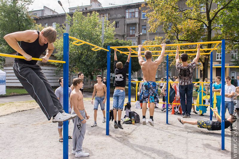 Геннадій Кернес і Валерій Писаренко відкрили новий стадіон у гімназії №116