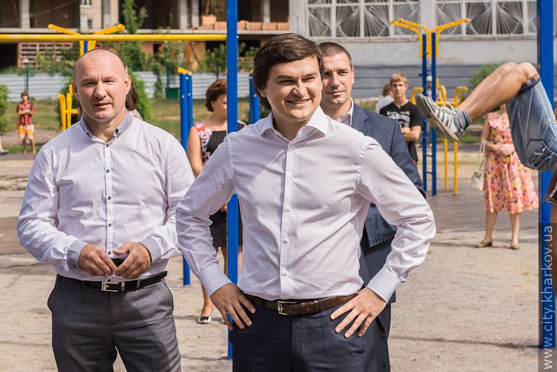 Геннадій Кернес і Валерій Писаренко відкрили новий стадіон у гімназії №116