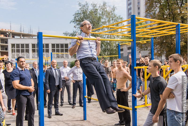 Геннадій Кернес і Валерій Писаренко відкрили новий стадіон у гімназії №116