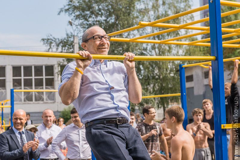 Геннадій Кернес і Валерій Писаренко відкрили новий стадіон у гімназії №116