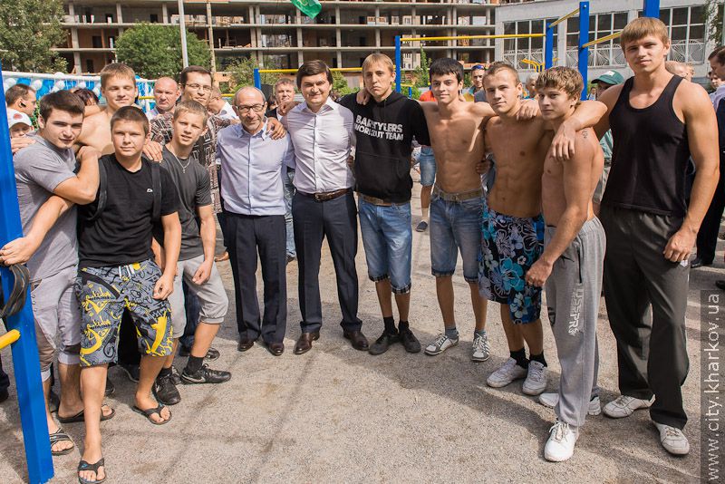 Геннадій Кернес і Валерій Писаренко відкрили новий стадіон у гімназії №116