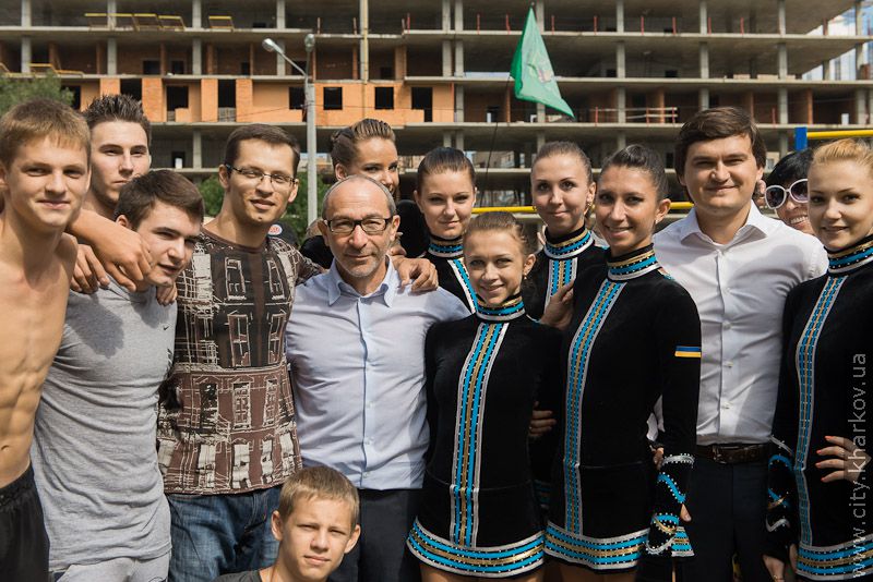 Геннадій Кернес і Валерій Писаренко відкрили новий стадіон у гімназії №116
