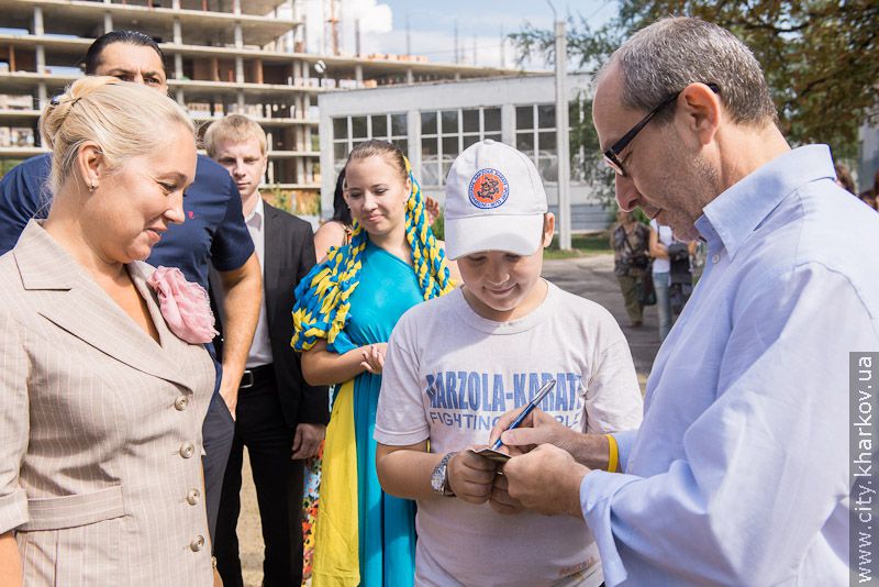 Геннадій Кернес і Валерій Писаренко відкрили новий стадіон у гімназії №116