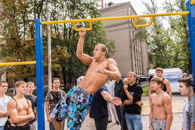 Геннадій Кернес і Валерій Писаренко відкрили новий стадіон у гімназії №116