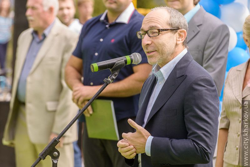 Геннадій Кернес і Валерій Писаренко відкрили новий стадіон у гімназії №116