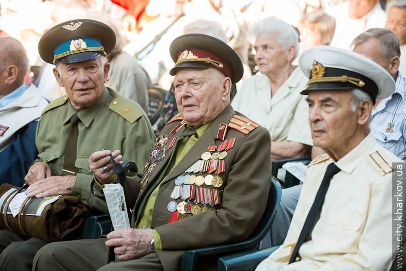 До Дня міста в саду імені Шевченка відкрилася фотовиставка