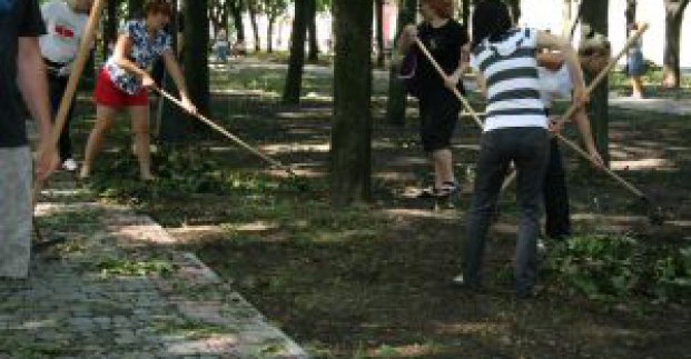 У саду імені Шевченка прибирають 70 працівників міськвиконкому