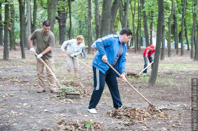 На суботник вийшли майже всі харківські депутати. Майже всі...