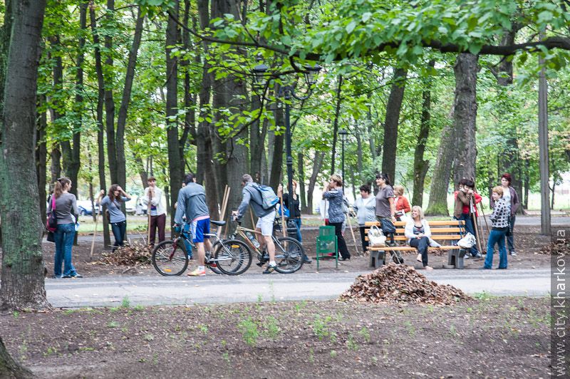 На суботник вийшли майже всі харківські депутати. Майже всі...
