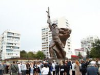 До пам'ятника Воїну-визволителю поклали квіти