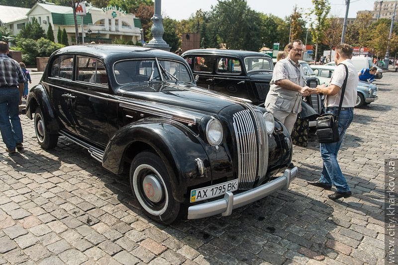 У Харкові проходять виставки військової техніки та ретроавтомобілів