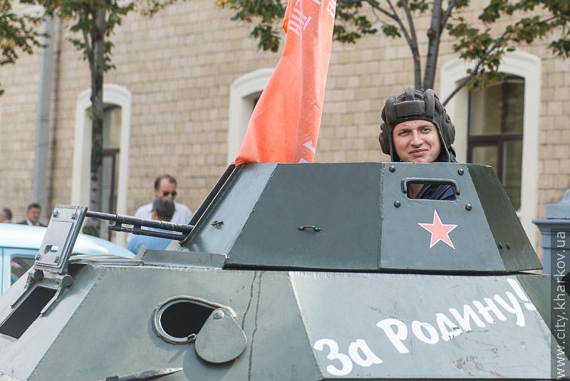 У Харкові проходять виставки військової техніки та ретроавтомобілів