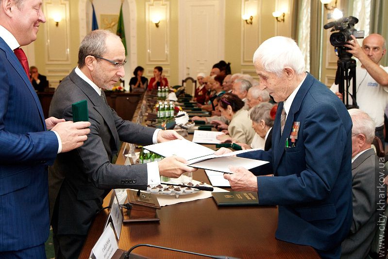 Товаришам по службі Володимира Березюка вручили почесні грамоти міськради