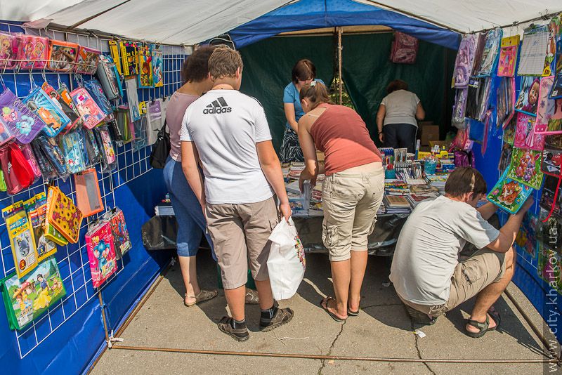 На майдані Свободи відкрився шкільний ярмарок
