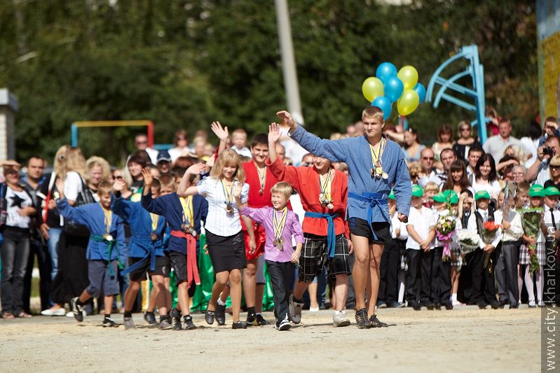 У школах №51 і 162 відкрили оновлені стадіони