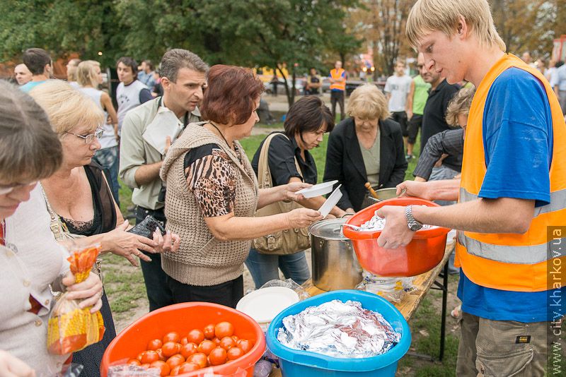 Біля будинку по вулиці Слинька, 2б працює польова кухня