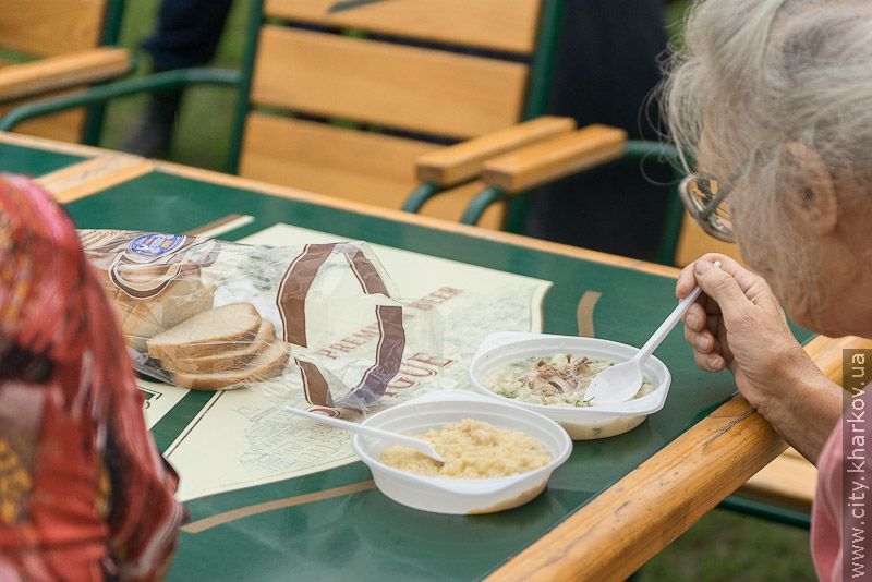 Біля будинку по вулиці Слинька, 2б працює польова кухня