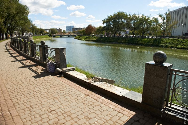 У сквері «Стрілка» усувають пошкодження після ДТП (доповнено)
