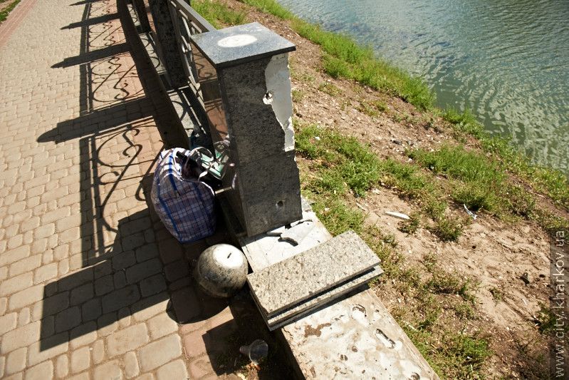 У сквері «Стрілка» усувають пошкодження після ДТП (доповнено)