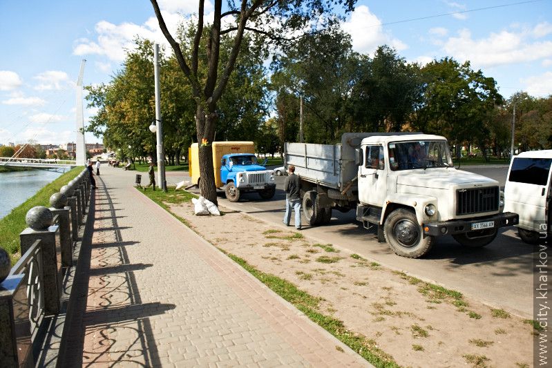 У сквері «Стрілка» усувають пошкодження після ДТП (доповнено)