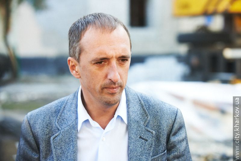 Поблизу пошкодженого вибухом будинку по Слинька впорядковують територію