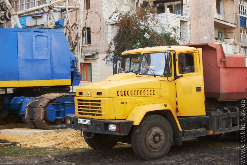 Поблизу пошкодженого вибухом будинку по Слинька впорядковують територію