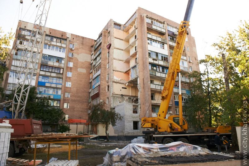 Поблизу пошкодженого вибухом будинку по Слинька впорядковують територію