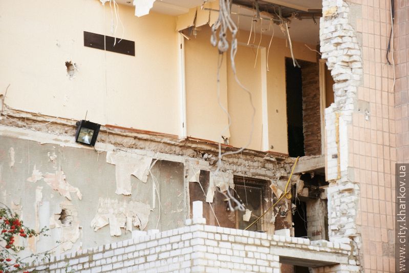 Поблизу пошкодженого вибухом будинку по Слинька впорядковують територію