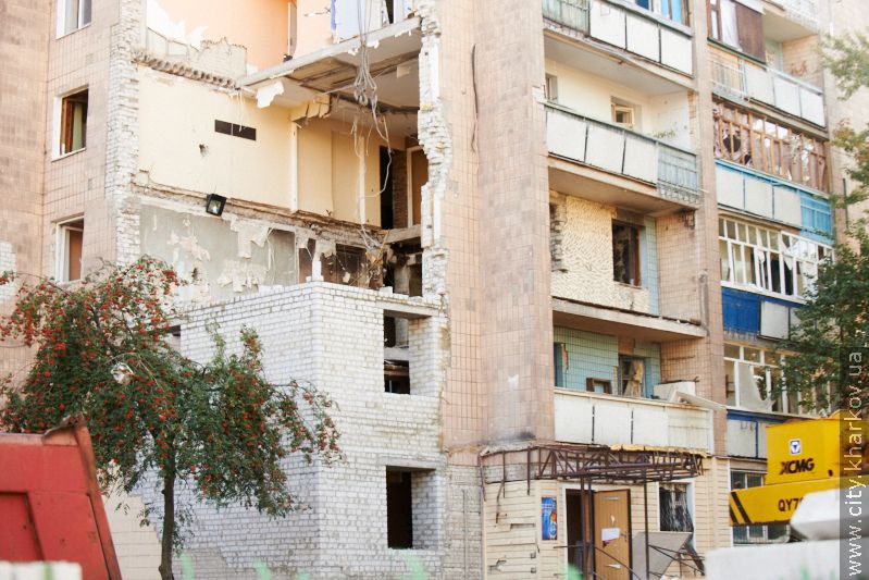 Поблизу пошкодженого вибухом будинку по Слинька впорядковують територію