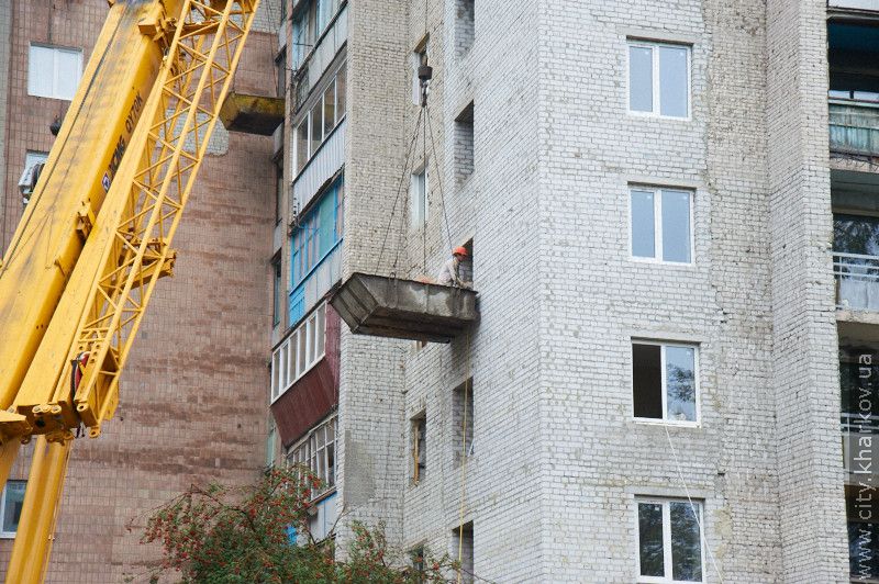 Сходову клітку і фасад будинку по вулиці Ощепкова ремонтують коштом бюджету міста (додано фото)