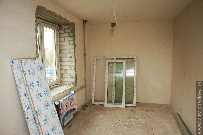 Сходову клітку і фасад будинку по вулиці Ощепкова ремонтують коштом бюджету міста (додано фото)