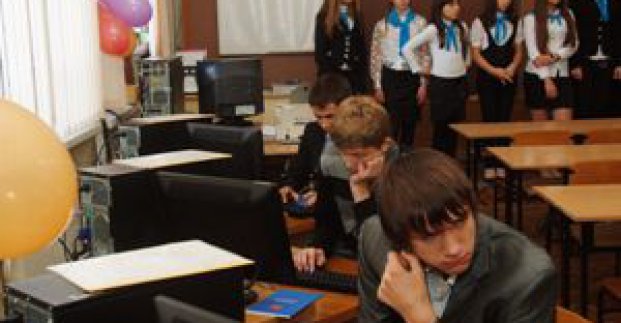 Семи харківським школам вручили сертифікати на комп'ютери
