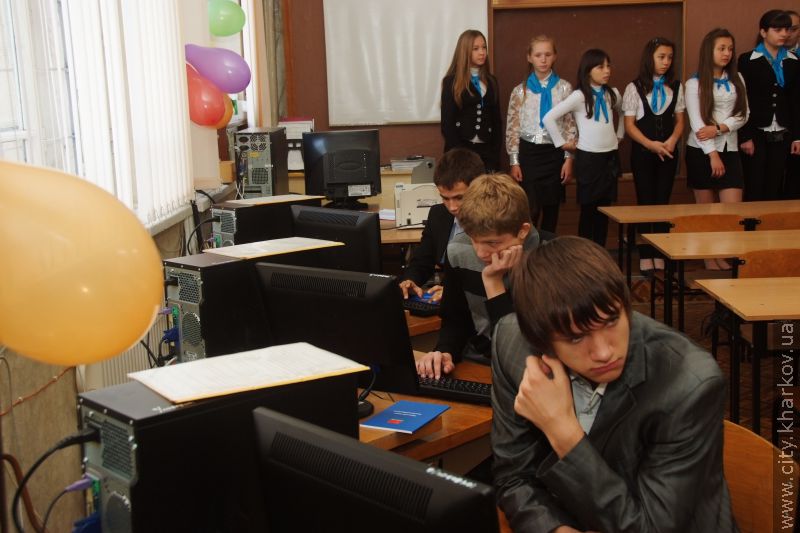 Семи харківським школам вручили сертифікати на комп'ютери
