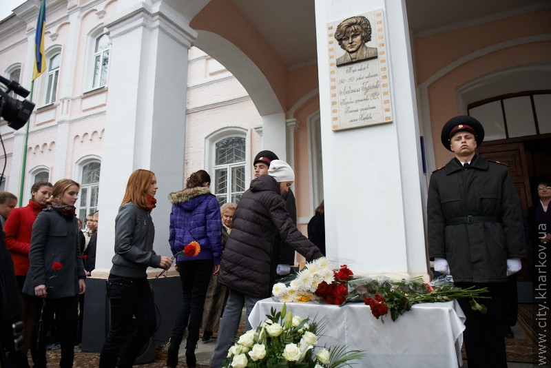На будівлі гімназії №6 відкрили меморіальну дошку Людмилі Гурченко