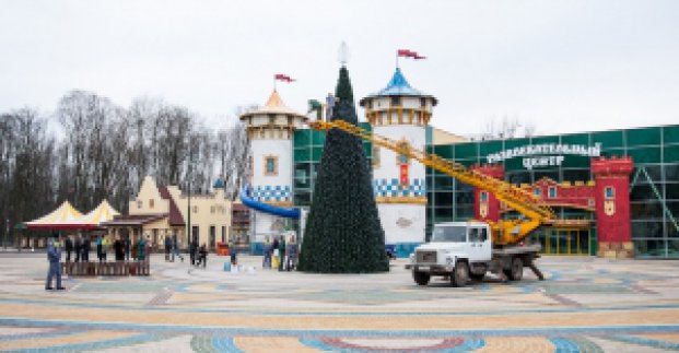 У парку імені Горького встановлюють новорічну ялинку