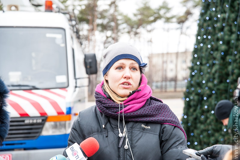 У парку імені Горького встановлюють новорічну ялинку