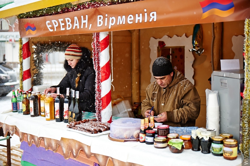 На площі Свободи відкрився новорічний ярмарок міст-побратимів
