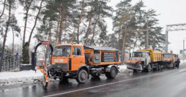 Сніг у Харкові прибирали понад дві тисячі чоловік і 181 спецмашина